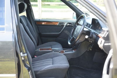 Lot 129 - 1993 Mercedes-Benz E220 Saloon
