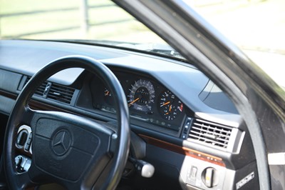 Lot 129 - 1993 Mercedes-Benz E220 Saloon
