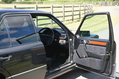 Lot 129 - 1993 Mercedes-Benz E220 Saloon