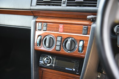 Lot 129 - 1993 Mercedes-Benz E220 Saloon