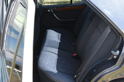 Lot 129 - 1993 Mercedes-Benz E220 Saloon