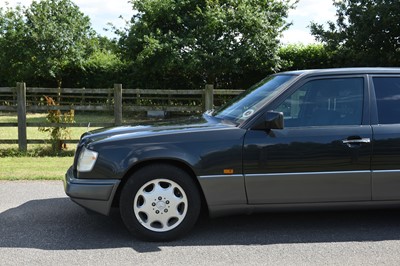 Lot 129 - 1993 Mercedes-Benz E220 Saloon