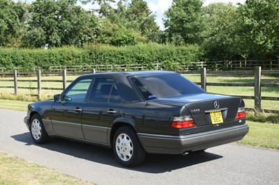 Lot 129 - 1993 Mercedes-Benz E220 Saloon