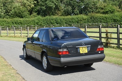 Lot 129 - 1993 Mercedes-Benz E220 Saloon