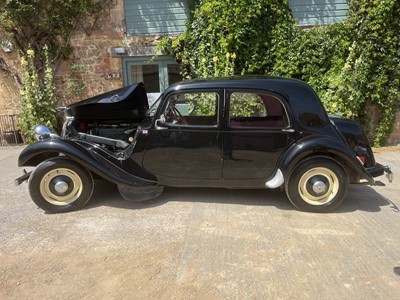 Lot 21 - 1954 Citroen Traction Avant Light 15