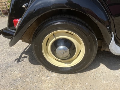 Lot 21 - 1954 Citroen Traction Avant Light 15