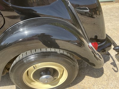 Lot 21 - 1954 Citroen Traction Avant Light 15