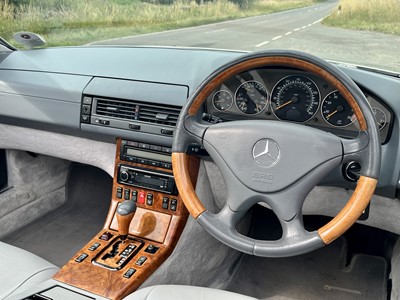 Lot 32 - 1999 Mercedes-Benz SL 320