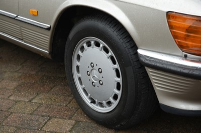 Lot 9 - 1986 Mercedes-Benz 500 SL