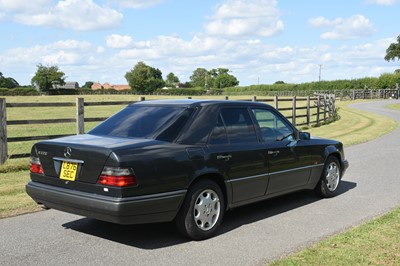 Lot 59 - 1993 Mercedes-Benz E220 Saloon