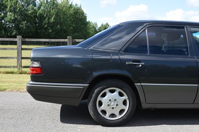 Lot 59 - 1993 Mercedes-Benz E220 Saloon