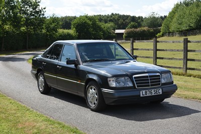 Lot 59 - 1993 Mercedes-Benz E220 Saloon