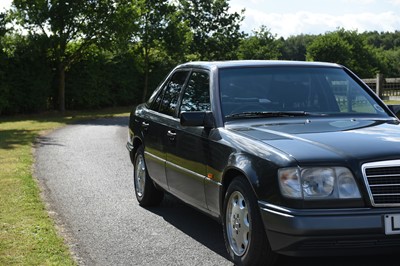 Lot 59 - 1993 Mercedes-Benz E220 Saloon