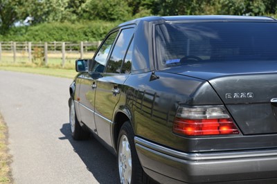 Lot 59 - 1993 Mercedes-Benz E220 Saloon
