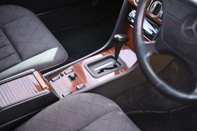 Lot 59 - 1993 Mercedes-Benz E220 Saloon