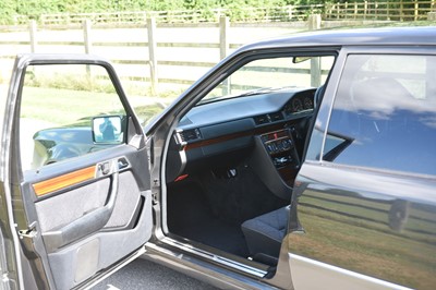 Lot 59 - 1993 Mercedes-Benz E220 Saloon