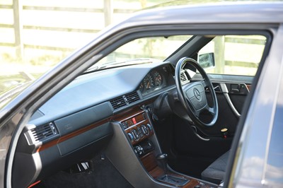 Lot 59 - 1993 Mercedes-Benz E220 Saloon