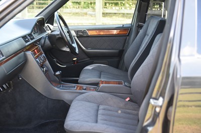 Lot 59 - 1993 Mercedes-Benz E220 Saloon