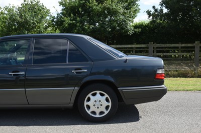Lot 59 - 1993 Mercedes-Benz E220 Saloon