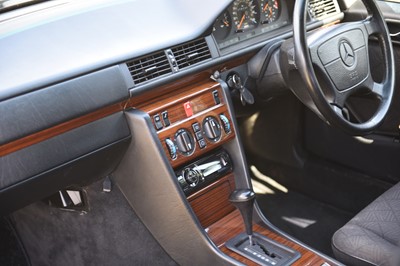 Lot 59 - 1993 Mercedes-Benz E220 Saloon