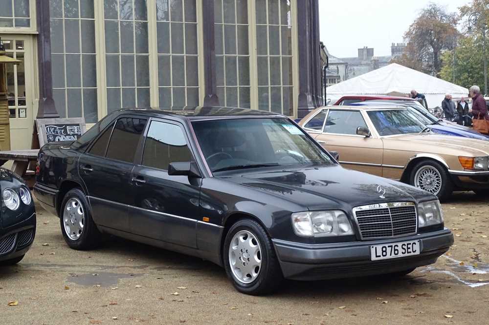 Lot 59 - 1993 Mercedes-Benz E220 Saloon