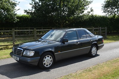 Lot 59 - 1993 Mercedes-Benz E220 Saloon