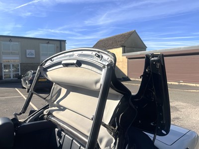 Lot 28 - 1998 Mercedes-Benz SL 320