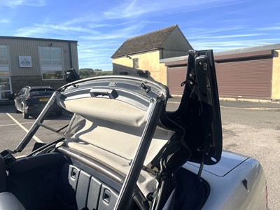 Lot 28 - 1998 Mercedes-Benz SL 320