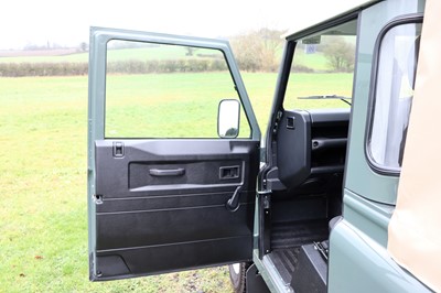 Lot 2015 Land Rover Defender 90 Pick-Up