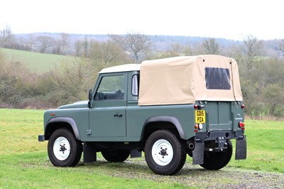 Lot 2015 Land Rover Defender 90 Pick-Up