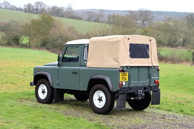 Lot 2015 Land Rover Defender 90 Pick-Up