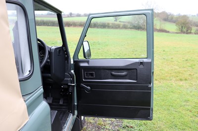 Lot 2015 Land Rover Defender 90 Pick-Up