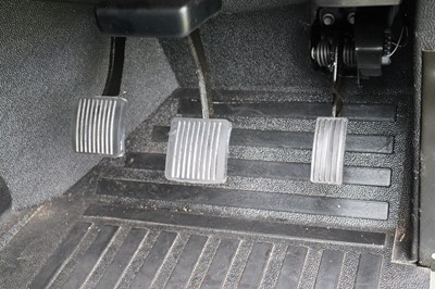 Lot 2015 Land Rover Defender 90 Pick-Up