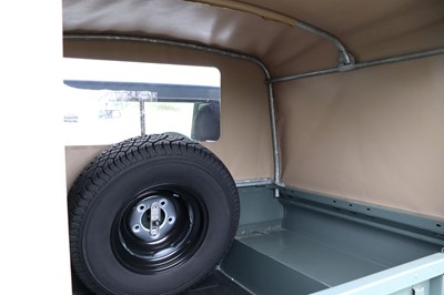 Lot 2015 Land Rover Defender 90 Pick-Up