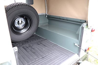 Lot 2015 Land Rover Defender 90 Pick-Up