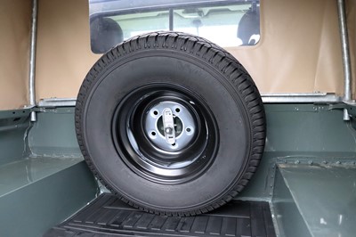 Lot 2015 Land Rover Defender 90 Pick-Up