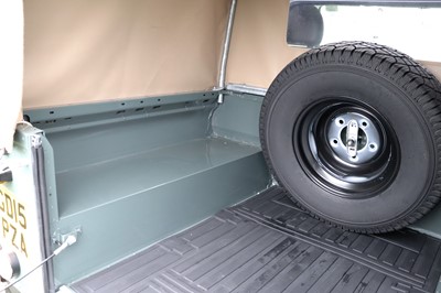 Lot 2015 Land Rover Defender 90 Pick-Up