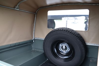 Lot 2015 Land Rover Defender 90 Pick-Up