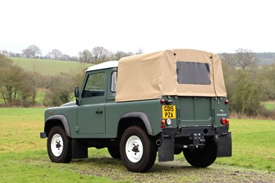 Lot 2015 Land Rover Defender 90 Pick-Up