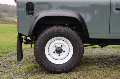 Lot 2015 Land Rover Defender 90 Pick-Up