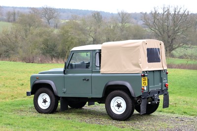 Lot 2015 Land Rover Defender 90 Pick-Up