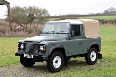 Lot 2015 Land Rover Defender 90 Pick-Up