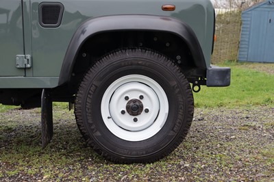 Lot 2015 Land Rover Defender 90 Pick-Up