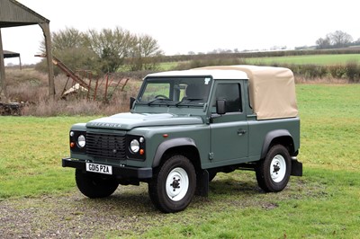 Lot 2015 Land Rover Defender 90 Pick-Up