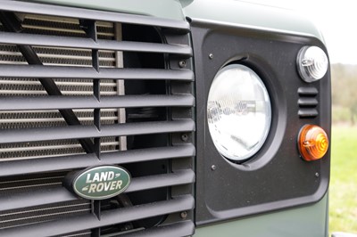 Lot 2015 Land Rover Defender 90 Pick-Up