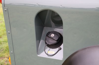 Lot 2015 Land Rover Defender 90 Pick-Up