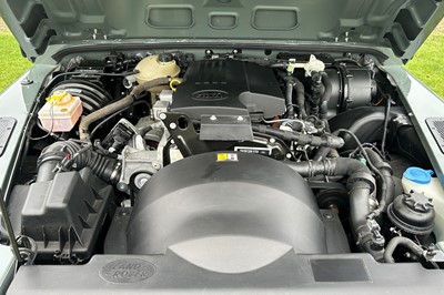 Lot 2015 Land Rover Defender 90 Pick-Up