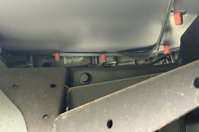 Lot 2015 Land Rover Defender 90 Pick-Up