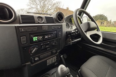 Lot 2015 Land Rover Defender 90 Pick-Up