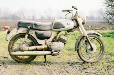 Lot 49 - 1967 Suzuki S32